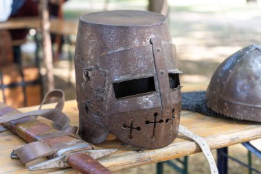 Ortaçağ açısal paslı askeri miğfer