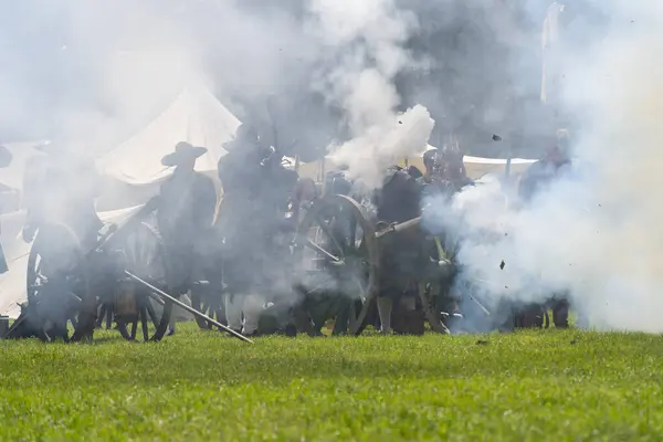 Ortaçağ paralı askerleri barut dumanlı ateş toplarıyla sarılı.