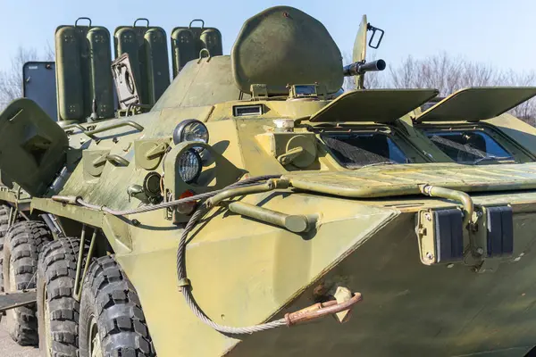 Yeşil eski Rus BTR-80 zırhlı zırhlı araç açık kapaklı