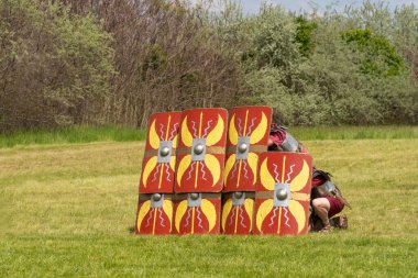 Roma lejyonerlerinden oluşan bir kalkan duvarı eski bir savaşı canlandırıyor.