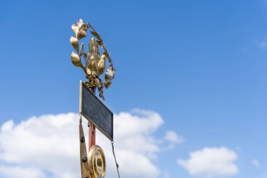 Arka planda mavi gökyüzü sembollü antik Roma lejyonu bayrağı
