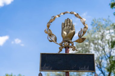 Arka planda mavi gökyüzü sembollü antik Roma lejyonu bayrağı