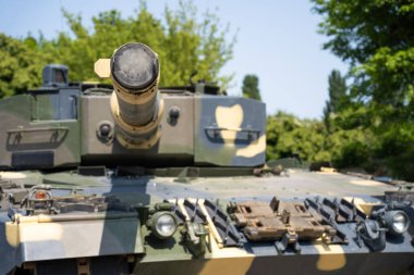 Modern Alman Leopar 2 tankı kamuflajla boyanmış.