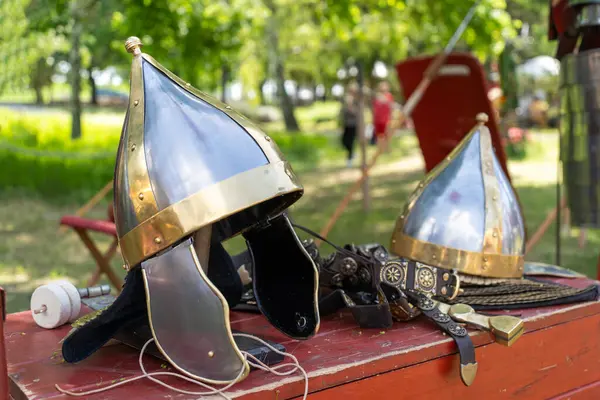 Eski Roma lejyon okçusu kaskları bir sandıkta