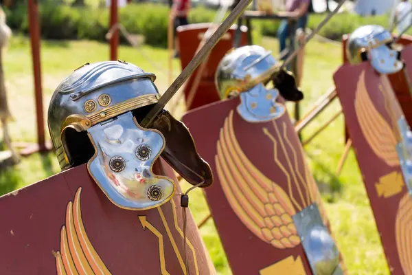 Kırmızı lejyoner kalkanlarında Antik Roma lejyoner miğferleri