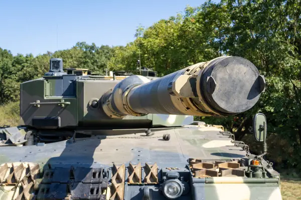 Modern Alman Leopar 2 tankı kamuflajla boyanmış.