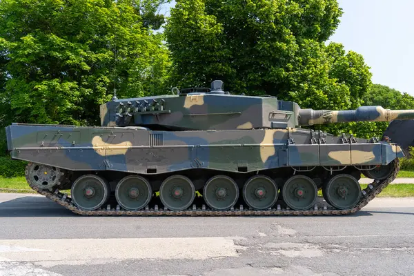 Modern Alman Leopar 2 tankı kamuflajla boyanmış.