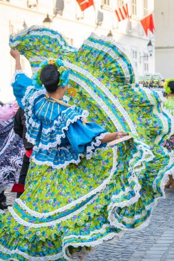 Geleneksel Meksikalı folklor dansçılarının renkli kıyafetleri