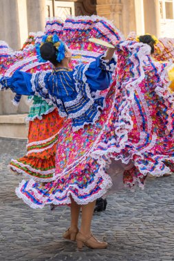 Geleneksel Meksikalı folklor dansçılarının renkli kıyafetleri