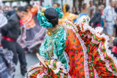 Geleneksel Meksikalı folklor dansçılarının renkli kıyafetleri