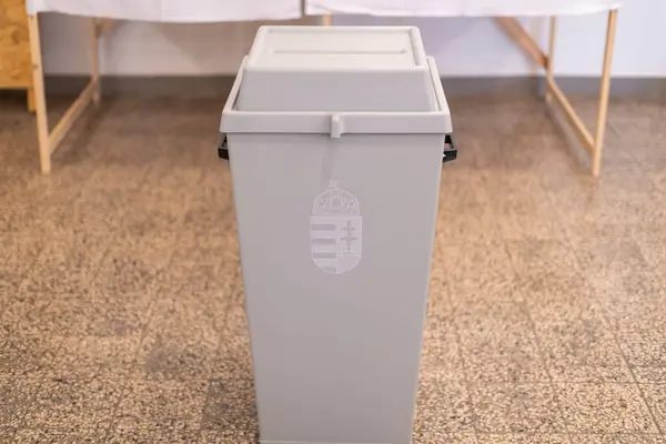 Macar devlet arması ile oy sandıkları oylamaya hazır.