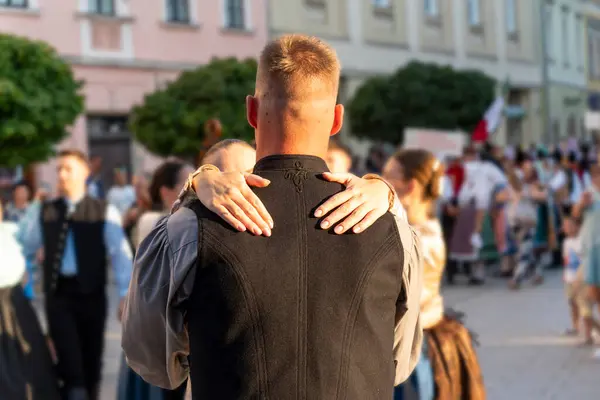 Macar halk dansçıları bir sokak dansı festivalinde sahne alıyorlar.