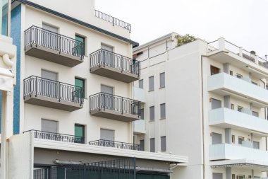 Jesolo, İtalya 'da bir apartmanda modern tatil balkonları.