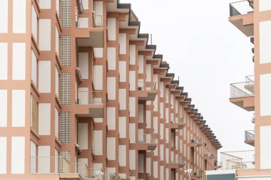 Jesolo, İtalya 'da bir apartmanda modern tatil balkonları.
