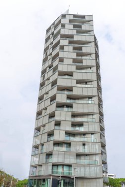 Jesolo, İtalya 'da camdan balkonlu modern bir apartman dairesi.