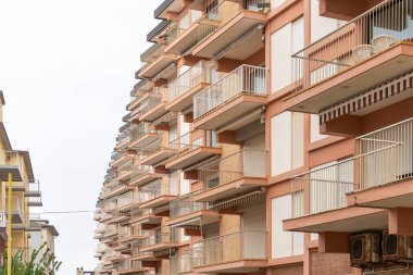 Jesolo, İtalya 'da bir apartmanda modern tatil balkonları.