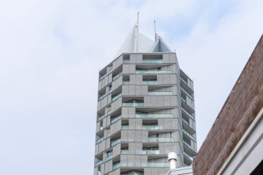 Jesolo, İtalya 'da camdan balkonlu modern bir apartman dairesi.
