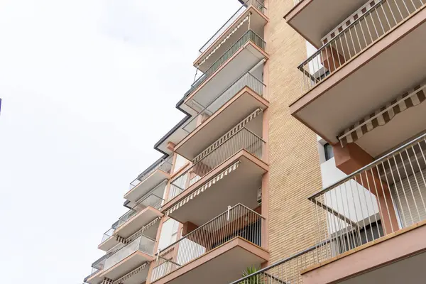 Jesolo, İtalya 'da bir apartmanda modern tatil balkonları.