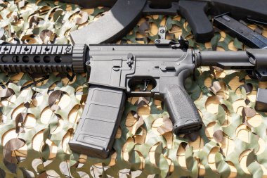 Kamuflaj masasında Amerikan siyah M4 otomatik karabina.
