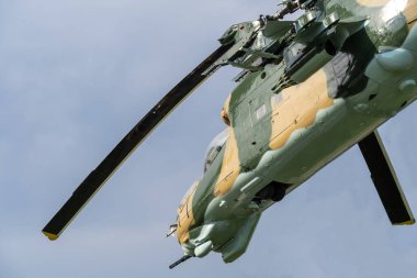 MI- 24 Sovyet askeri saldırı helikopteri alçak uçuşta kamufle edildi.