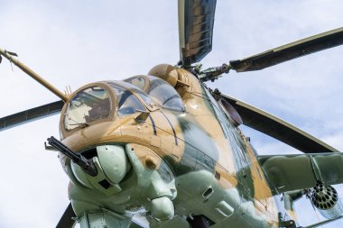 MI- 24 Sovyet askeri saldırı helikopteri alçak uçuşta kamufle edildi.