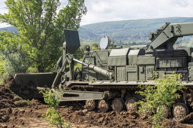 Vinç ve buldozer bıçaklı yeşil askeri mühendislik aracı