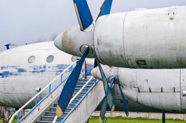 Eski model turbo pervaneli mavi pervaneli uçak.