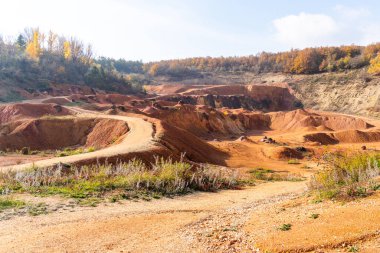 Terk edilmiş boksit madeni ve sonbahar bitkisi.