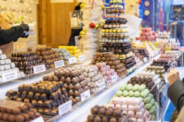 Noel şekeri standı, çeşitli renkli pastalar ve piramit şeklinde şekerlemeler.