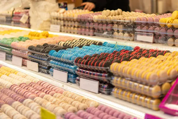 Macar pazarında satıcı tezgahında renkli kurabiyeler.