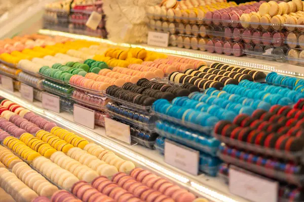 Macar pazarında satıcı tezgahında renkli kurabiyeler.