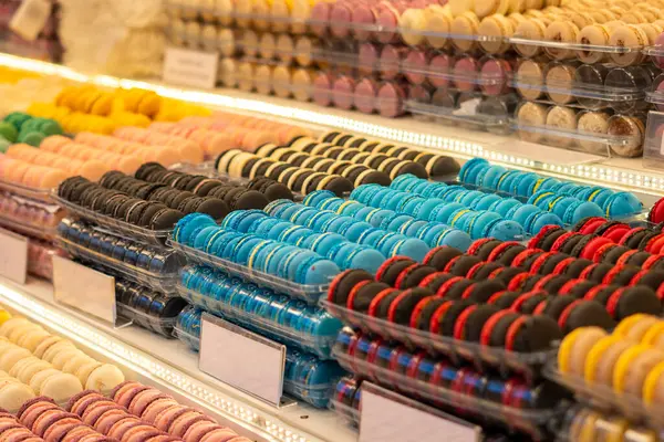 Macar pazarında satıcı tezgahında renkli kurabiyeler.