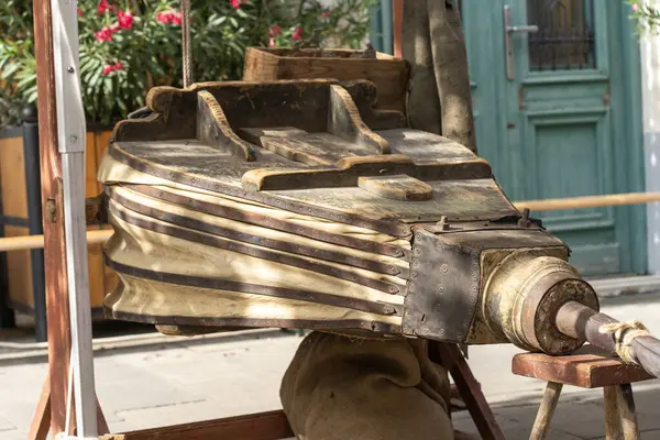 Atölyede antika demirci körüğü