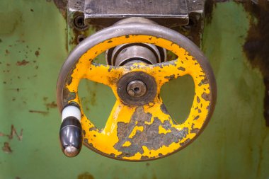 Eski yeşil yıpranmış değirmen kontrol düğmeleri ve kontrol kadranları bir atölyede