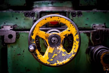 Eski yeşil yıpranmış değirmen kontrol düğmeleri ve kontrol kadranları bir atölyede