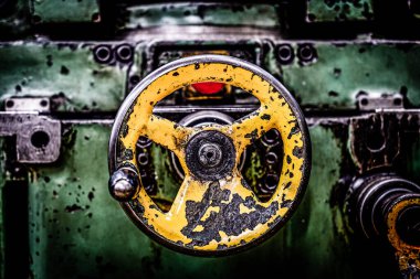 Eski yeşil yıpranmış değirmen kontrol düğmeleri ve kontrol kadranları bir atölyede