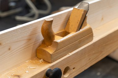 Marangozluk atölyesinde tahta bir bölmeye yerleştirilmiş bir uçak.