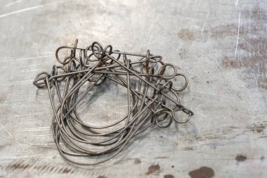 Kablodan katlanmış hileli asma kilitler