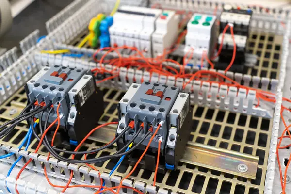 Renkli kablolarla bağlanmış devre kartlarını çalıştır