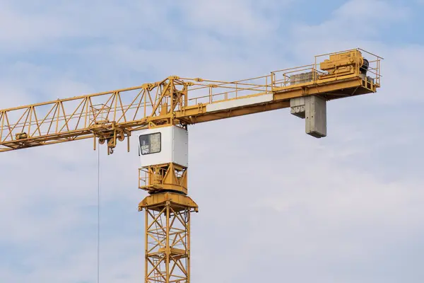 Arka planda mavi gökyüzü olan kule vinci