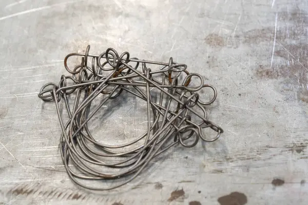 Kablodan katlanmış hileli asma kilitler