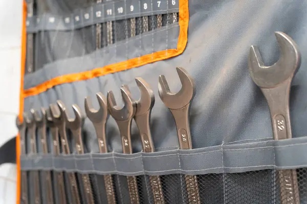 Bir atölyenin duvarında bir dizi anahtar var.