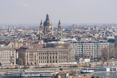 Budapeşte 'nin baş belası tarafından Aziz Stephen Bazilikası ve Tuna nehri manzarası