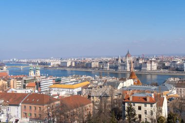 Budapeşte 'de parlamento binası ve Tuna nehri manzarası