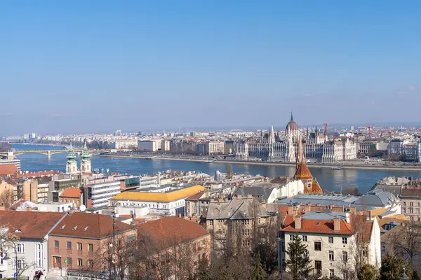 Budapeşte 'de parlamento binası ve Tuna nehri manzarası