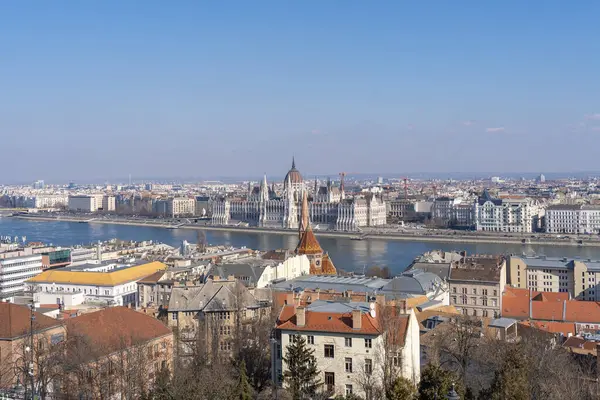 Budapeşte 'de parlamento binası ve Tuna nehri manzarası