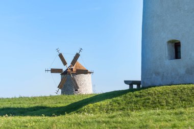 Otlak bir tarlada kırsal yel değirmenleri