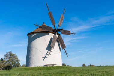 Otlak bir tarlada kırsal taş yel değirmeni