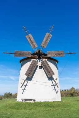 Otlak bir tarlada kırsal taş yel değirmeni
