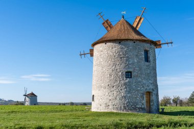 Otlak bir tarlada kırsal yel değirmenleri